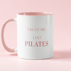 Moderne Typografie Lustige Pilates-Spruch Rosa Tasse