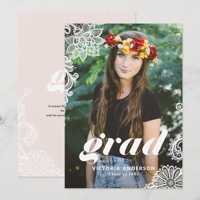 Moderne Typografie mit Lace Foto Graduation Party Einladung (Vorne/Hinten)