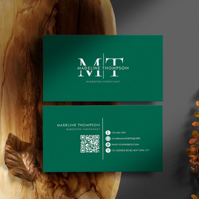 Moderne Typografie Monogram Emerald Green QR-Code Visitenkarte (Von Creator hochgeladen)