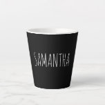 Moderne Typografie Name weiß auf schwarz Milchtasse<br><div class="desc">Moderne handgeschriebene Tasse mit weißer Schrift auf schwarzer Tasse. Stilvolle moderne personalisierte Latte-Tasse. Fügen Sie Ihren eigenen Namen oder Ihre eigenen Initialen hinzu. Wählen Sie aus unseren vielen Schriften,  wenn Sie einen anderen Stiltyp bevorzugen.</div>