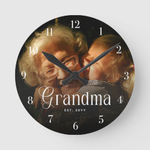 Moderne Typografie Oma individuelles Fotogeschenk Runde Wanduhr