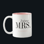 Moderne Typografie Personalisiert Future Frau Tass Zweifarbige Tasse<br><div class="desc">Elegante moderne minimalistische Typografie Zukunft Frau und personalisierte Namensgestaltung in Schwarz und Rosa,  einfach und einzigartig. Große Brautgeschenke oder Verlobung Geschenke für Braut zu sein. 
Passen Sie die Tasse- und Textfarbe Ihrer Wahl an.</div>