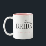 Moderne Typografie Personalisiert Team Bride Tasse<br><div class="desc">Elegantes modernes minimalistisches Typografie-Team Brautdesign in schwarz und rosa,  einfach und einzigartig. Große Junggeselinnen-Abschied-Geschenke für Brautmannschaften Siehe dazu passende Team-Bräutigam-Tasse in der Sammlung. Passen Sie die Tasse und Textfarbe Ihrer Wahl an.</div>