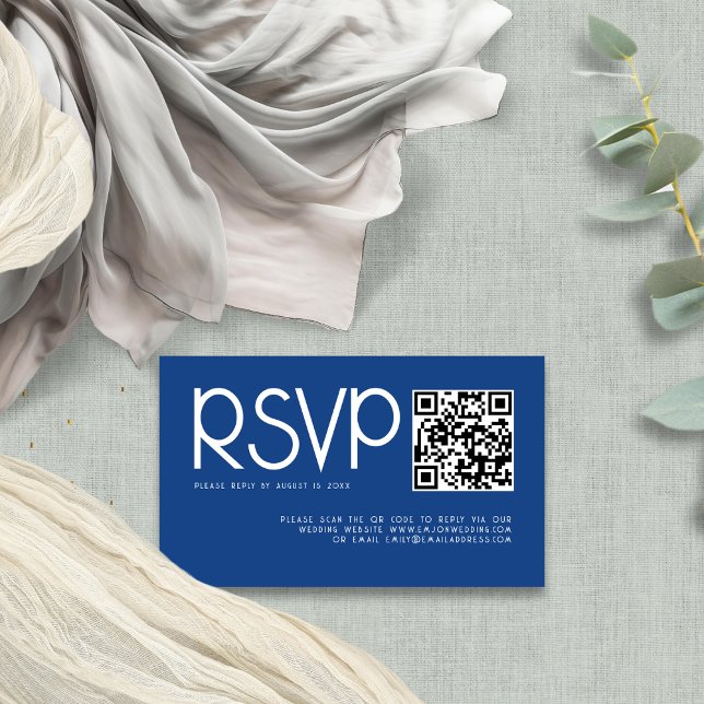 Moderne Typografie QR Code Blue Wedding RSVP Begleitkarte (Von Creator hochgeladen)
