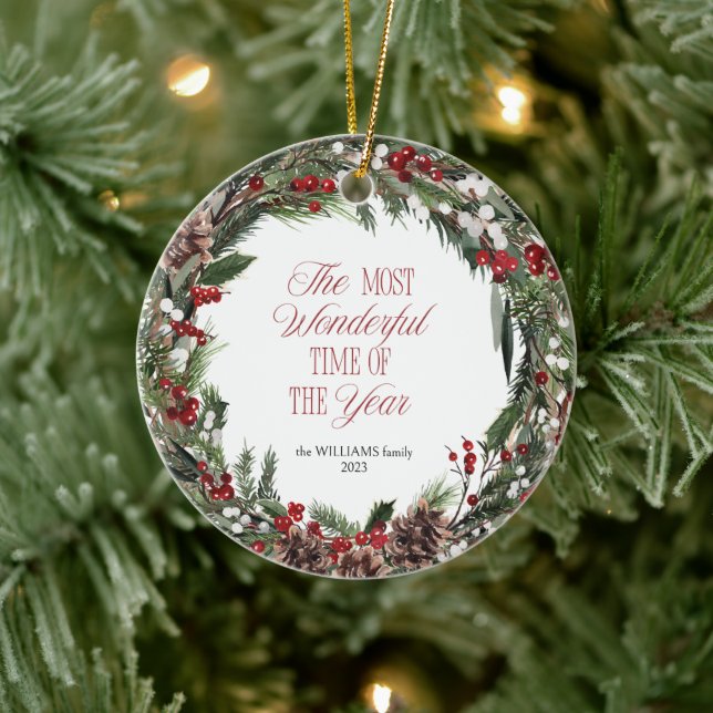 Moderne Typografie Red Berry Wreath Weihnachten Keramik Ornament (Baum)