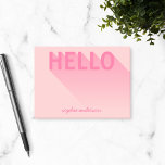 Moderne Typografie Rosa Hallo Post-it Klebezettel<br><div class="desc">Modernes Rosa "Hallo" mit einem Gradienten langen Schatten auf einem hellrosa Hintergrund. Personalisieren Sie es, indem Sie den Platzhalter-Text durch Ihren Namen ersetzen. Für weitere Optionen, wie zum Beispiel den Schriftart und seine Größe ändern, klicken Sie auf die Schaltfläche "Anpassen". *Bitte beachten Sie, dass das Zazzle-Wasserzeichen, das in der Zoomvorschau...</div>