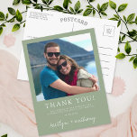 Moderne Typografie Sage Green Minimalistic Foto Postkarte<br><div class="desc">Wir bedanken uns bei Ihnen in stilvollem Ambiente mit diesem modernen und sehr trendigen Foto für Ihre Hochzeit. Das Design ist leicht mit Ihrer eigenen Formulierung zu personalisieren und Ihre Familie und Freunde werden begeistert sein,  wenn sie diese fantastischen Dankesworte erhalten. Matching-Elemente finden Sie in der Auflistung.</div>