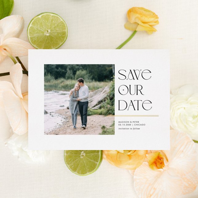 Moderne Typografie Save the Date Square Foto Folieneinladung (Gold foil save the date with modern typography)