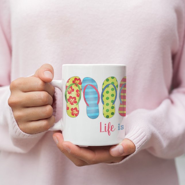 Moderne Typografie Summer Beach Flip Flops Kaffeetasse (Colorful flip flops quote mug. Life is better in flip flops.)