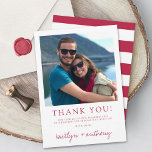 Moderne Typografie Viva Magenta Minimalistisches F Dankeskarte<br><div class="desc">Wir bedanken uns bei Ihnen in stilvollem Ambiente mit diesem modernen und sehr trendigen Foto für Ihre Hochzeit. Das Design ist leicht mit Ihrer eigenen Formulierung zu personalisieren und Ihre Familie und Freunde werden begeistert sein,  wenn sie diese fantastischen Dankesworte erhalten. Matching-Elemente finden Sie in der Auflistung.</div>
