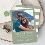 Moderne Typografie zeigt Grüne Minimalistische Hoc Dankeskarte<br><div class="desc">Wir bedanken uns bei Ihnen in stilvollem Ambiente mit diesem modernen und sehr trendigen Foto für Ihre Hochzeit. Das Design ist leicht zu personalisieren mit Ihrem eigenen Foto und Formulierung und Ihre Familie und Freunde werden begeistert sein,  wenn sie diese fantastischen Dankbarkeit erhalten. Matching-Elemente finden Sie in der Auflistung.</div>