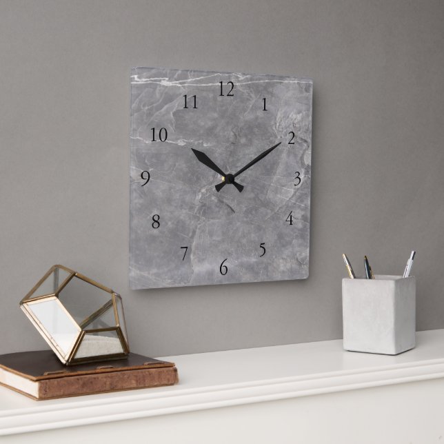Moderne Uhr an der Wand aus grauem weißem Stein (Büro)