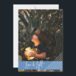 Moderne und einfache Liebe und leichte Hanukka Feiertagskarte<br><div class="desc">Einfach und modern,  ist dieses Design eine großartige Möglichkeit,  Segen zu senden,  um Freunde und Familie diese Hanukkah. Das Design ist hellblau mit weißen diagonalen Streifen in der unteren rechten Ecke. Der Text "Liebe und Licht" kann geändert werden,  ebenso der gesamte Text auf der Rückseite. Happy Hanukka!</div>