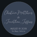 Moderne und elegante blaue Hochzeit der Marine Runder Aufkleber<br><div class="desc">Dieser moderne und elegante Event- oder Hochzeitsaufkleber zeichnet sich durch einen schlichten marineblau-blauen Hintergrund mit weißem Text aus. Die Namen des Ehepaares werden in einem Skript-Schriftart gedruckt. Das Hochzeitstermin und der Ort sind unten gedruckt.</div>