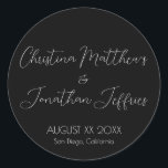 Moderne und elegante Schwarze Hochzeit Runder Aufkleber<br><div class="desc">Dieser moderne und elegante Event- oder Hochzeitsaufkleber zeichnet sich durch einen einfachen schwarzen Hintergrund mit weißem Text aus. Die Namen des Ehepaares werden in einem Skript-Schriftart gedruckt. Das Hochzeitstermin und der Ort sind unten gedruckt.</div>