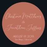 Moderne und elegante Terracotta auf dem Monte Tama Runder Aufkleber<br><div class="desc">Dieses moderne und elegante Event- oder Hochzeitsaufkleber zeichnet sich durch einen einfachen Terrakotta-Hintergrund mit weißem Text aus. Die Namen des Ehepaares werden in einem Skript-Schriftart gedruckt. Das Hochzeitstermin und der Ort sind unten gedruckt.</div>