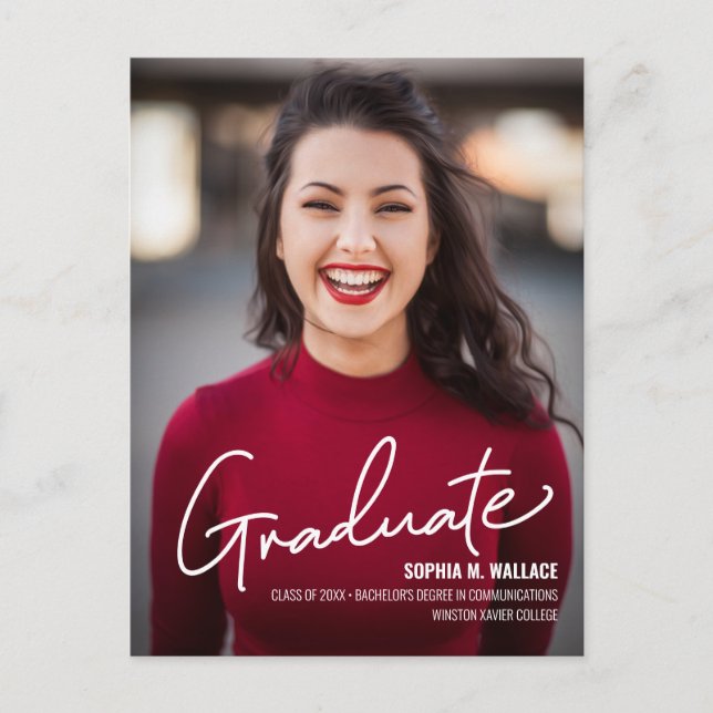 Moderne Uni Graduate Foto Script Abschluss Ankündigungspostkarte (Vorderseite)