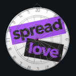 Moderne, urbane, lebendige, trendige grafische Lie Dartscheibe<br><div class="desc">Modernes,  einfaches,  lebendiges,  spielerisches typografisches Design eines Sprichworts "Spread Liebe" in lila und schwarzen Farben. Coole,  urbane,  trendige und kühn gestaltete Kunst</div>