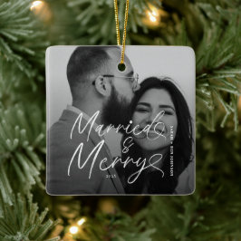 Moderne Verheiratete und frohe Weihnachtsschrift Keramikornament
