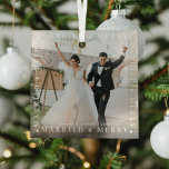 Moderne Verheiratete und komfortable Foto Glasdeko Ornament Aus Glas<br><div class="desc">Erinnern Sie sich an Ihre Ehe dieses Jahr mit diesem Foto Glasschmuck. Mit dem Text "VERHEIRATET & MERRY" in weißer Typografie,  die ein Bild Ihrer Wahl,  niedliche weiße Herzklappen,  Namen und Jahr.</div>