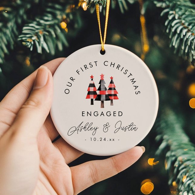 Moderne Verlobung Erste Weihnachten Gemütlich Kari Keramik Ornament (Celebrate your first Christmas engaged with our cozy plaid trees ornament! )