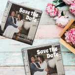 Moderne Vintage Retro-Fett-Typografie-Foto Hochzei Magnet<br><div class="desc">Modernes Vintages Retro-Fett Typografie-Foto Hochzeit retten den Date-Magneten. Spaß,  nostalgische,  Vintage Art Foto Hochzeit speichern das Datum. Ideal für einzigartige,  lustige und sonderbare Paare,  die eine einfache Hochzeit oder Waldhochzeit planen. Kühne Retro-Schriftart-Typografie. Kundenspezifische Anfragen: info@pgcodesigns.com</div>