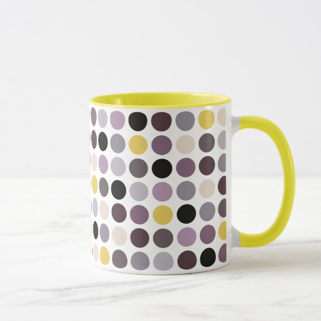 Moderne violette gelbe Punkte-Muster-Monogramm Tasse (Rechts)