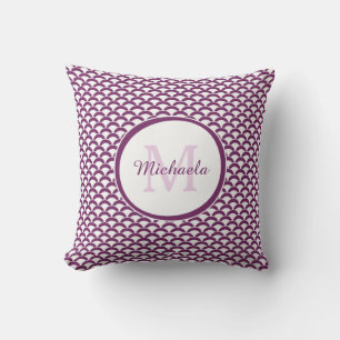 Moderne violette und weiße Scallops-Monogramm und  Kissen