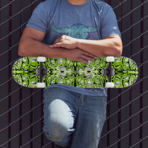 Moderne Waldgrüne keltisch inspirierte Stammes-Tät Skateboard
