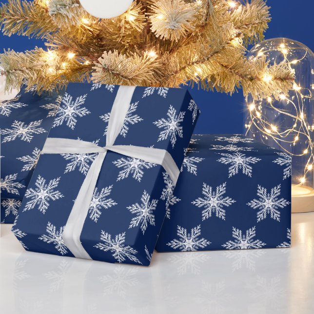 Moderne Weihnachts-Navy-Blau- und Weißschneeflocke Geschenkpapier (Feiertage)