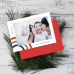 Moderne Weihnachts-Weihnachtsfotokarte<br><div class="desc">Die minimale und fröhliche Urlaubskarte ist mit einem festlich roten und grünen Regenbogen und einem schlichten Merry-Text mit Namen und Foto ausgestattet.</div>