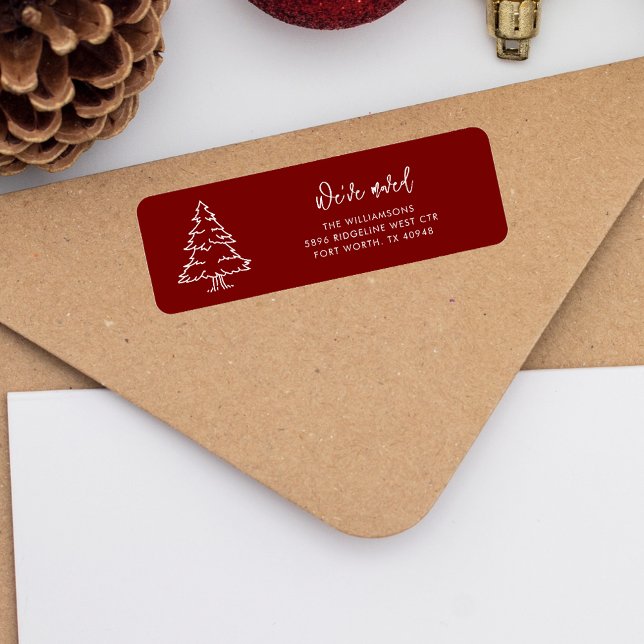 Moderne Weihnachtsbaum-Rücksendeadresse (Christmas Moving Announcement Burgundy Return Address Label)
