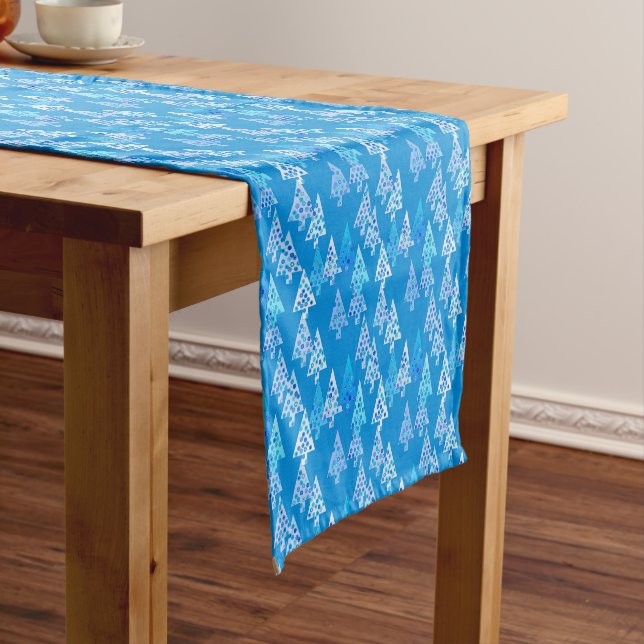 Moderne Weihnachtsbäume der Blume, Cerulean Blue Kurzer Tischläufer (Beispiel)
