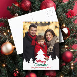 Moderne Weihnachtsbäume Familien Foto Rot Grün Feiertagspostkarte<br><div class="desc">Dieses schicke,  moderne Foto Weihnachts-Postkarte zeigt Ihr vertikales Urlaubsfoto,  gerahmt durch eine untere Grenze von weißen Weihnachtsbäumen Silhouette. Personalisieren Sie mit rot und grün Drehbuch für ein schönes minimalistisches Foto Weihnachtspostkarte.</div>