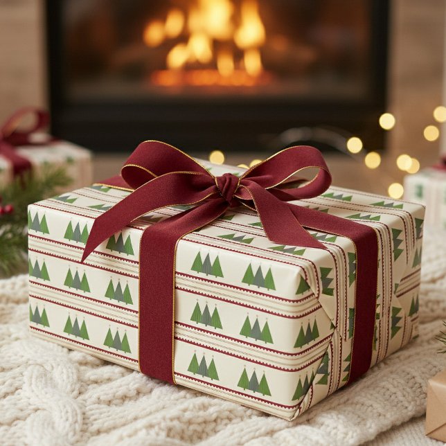 Moderne Weihnachtsbäume im Strick grün und rot Geschenkpapier (Geometric trees in shades of green with toasted gold accents. Cranberry red postage stamp stripes.)