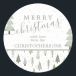 Moderne Weihnachtsbäume MERRY CHRISTMAS Skript Runder Aufkleber<br><div class="desc">Moderne abstrakte Weihnachtsbäume,  Waldbäume und Winterschneemuster in Oliven- und Salbei-Grün-Schattierungen mit dem Gruß MERRY CHRISTMAS und personalisiert mit Ihrem Namen oder Sondertext. Kontaktieren Sie den Designer über den Zazzle Chat oder makeitaboutyoustore@gmail.com ,  wenn Sie dieses Design modifizieren möchten,  ein anderes Produkt erwerben möchten oder gerne Artikel koordinieren möchten.</div>