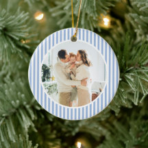 Moderne Weihnachtsfamilienfoto mit blauen Streifen