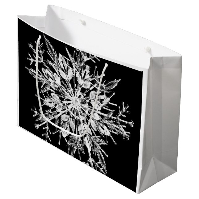 Moderne Weihnachtsschneeflocke Schwarzweiss Große Geschenktüte (Vorderseite Schrägansicht)