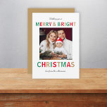 Moderne Weihnachtsstylische Minimalistische Script Feiertagskarte<br><div class="desc">Einfaches, stilvolles Foto "fröhlich & hell" Weihnachtskarte mit moderner minimalistischer handgeschriebener Schrift und Blodtypografie und einem schlichten, christlichen Hintergrund. Das Foto und der Text können leicht für ein einzigartiges Design wie Ihre ganz besondere Familie personalisiert werden! Das abgebildete Bild dient nur zur Veranschaulichung, um durch Ihr eigenes Foto ersetzt zu...</div>