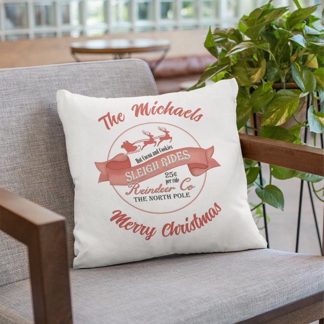 Moderne Weihnachtstypografie Personalisiert Kissen (Merry Christmas holiday decor with a classic modern Santa Claus sign. )