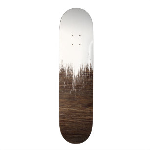 Moderne weiße Bürste streicht rustikales braunes Skateboard