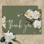 Moderne weiße Gärten auf Sage Sparkle Wedding Dankeskarte<br><div class="desc">Die Einführung unserer bezaubernden Hochzeit danke Karte. Dieses Design, das in einer schlauen grünen Kulisse entworfen wurde, strahlt moderne Eleganz mit einer Touch von Launen aus. Die zauberhafte Gartengesoge oder die bezaubernde Feier der Feierlichkeiten werden von strahlenden Sternen und glitzernden Akzenten geschmückt. Die unberührten weißen Gärtnerblätter verleihen dem Ganzen eine...</div>