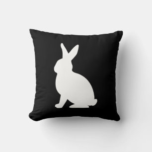 Moderne weiße Hasensilhouette auf schwarzem Ostern Kissen