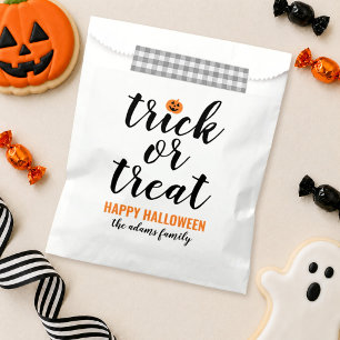 Moderne weiße Trick-or-Treat-Schrift Familienname Geschenktütchen