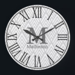 Moderne, weiße und graue Art Deco römische Zahlen  Große Wanduhr<br><div class="desc">Trendy Wanduhr mit modernem weiß-grauem Pfeilen-Design mit großen schwarzen römischen Ziffern und personalisiertem Monogramm. Die Hintergrundfarbe ist hellgrau,  kann aber angepasst werden.</div>