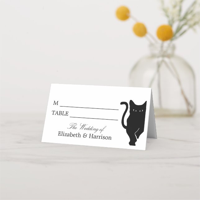 Moderne whimsical Black Cat Wedding Platzkarte (Vorderseite)