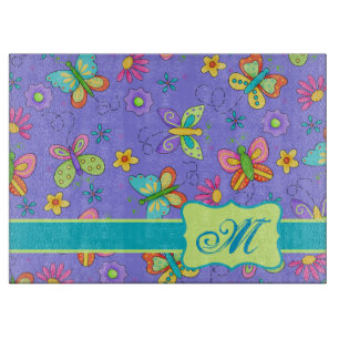 Moderne Whimsy-Schmetterlinge auf Lila Monogrammen Schneidebrett