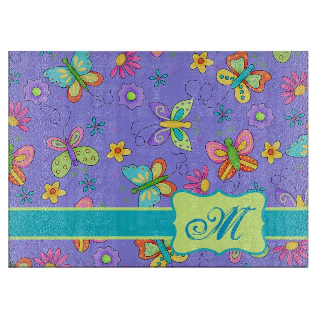 Moderne Whimsy-Schmetterlinge auf Lila Monogrammen Schneidebrett (Vorderseite)