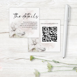 Moderne White Florals QR Code Hochzeitsdetails Begleitkarte