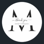Moderne White Monogram Gastgeschenk Hochzeit Viele Runder Aufkleber<br><div class="desc">Moderne personalisierte Monogramm Hochzeit danke Ihnen Aufkleber mit einem modernen Script-Schriftart. Einfach online personalisieren. Die passenden Produkte ergänzen diese eleganten Monogramm Hochzeitsetiketten.</div>